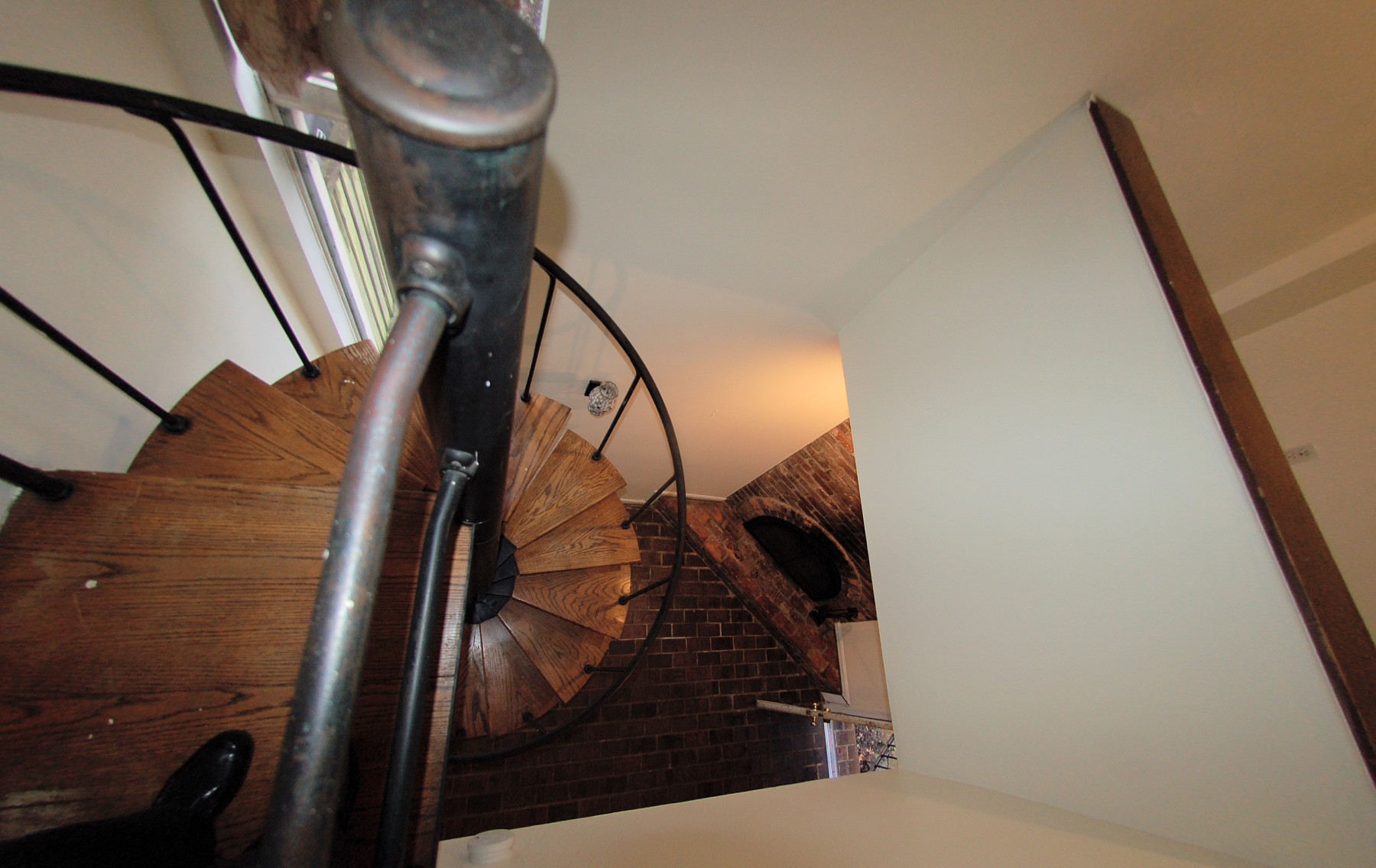 1112SCarolinaAveSE-5-stairwell-top